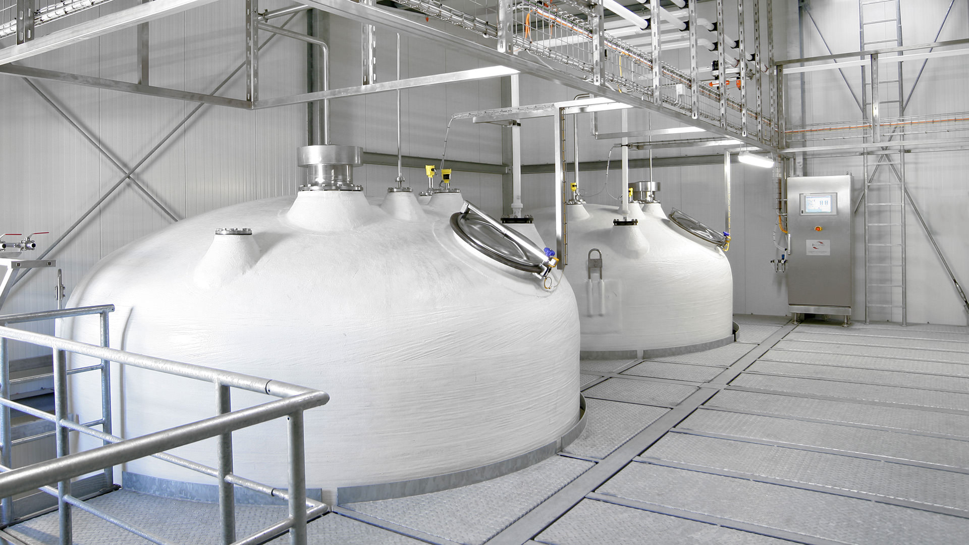 Ruland prozesstechnik_rohwaren_lagerung photo of two storage tanks for liquid seasoning